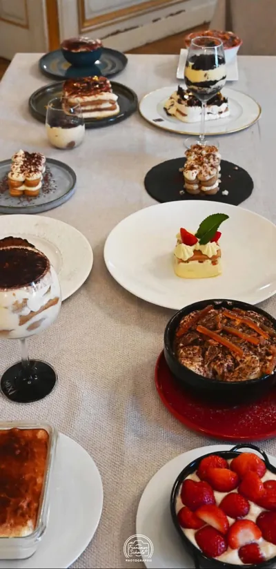 Une table de tiramisus de la maison, cacao et mascarpone, prêts à servir