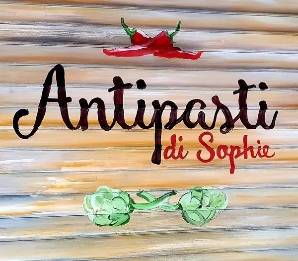 Le logo peint de la maison sur bois : deux piments rouges, Antipasti di Sophie au pinceau, deux artichauts