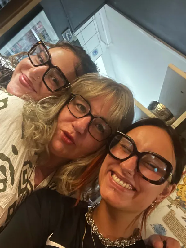 Trois femmes de la maison serrées pour un selfie, en salle