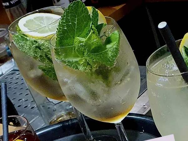 Spritz et limonades maison sur le plateau du bar à manger