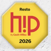 Le badge Resto h!p 2026 de Gault&Millau, photographié sur le mur de la maison